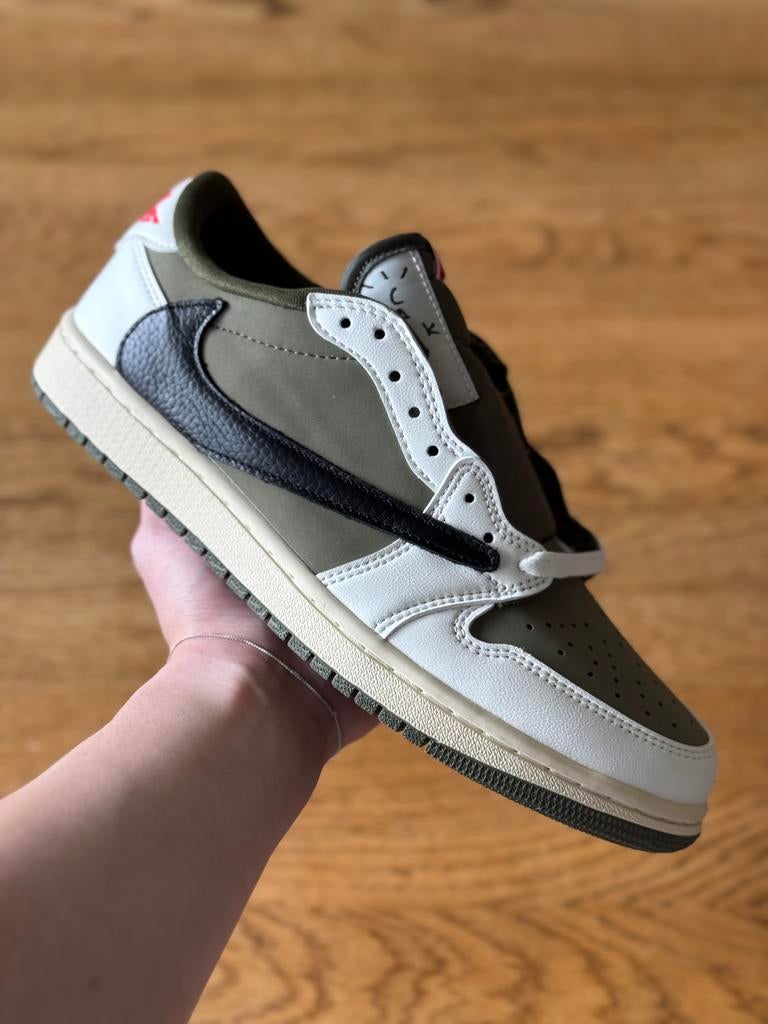 Travis Scott Nike Air Jordan 1 Low Medium Olive, Ophalen of Verzenden, Nieuw, Sneakers of Gympen