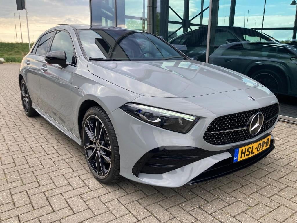 Mercedes-Benz A-Klasse A 250 e AMG  8G-DCT 2025 Alpinegrijs, 163 pk, Bedrijf, Hybride Elektrisch/Benzine, 1600 kg
