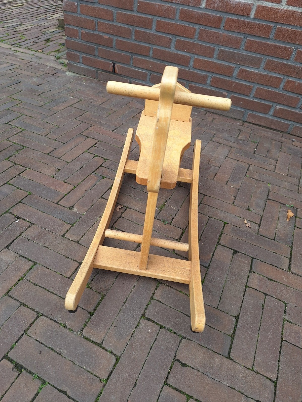 Houten hobbelpaard, Ophalen