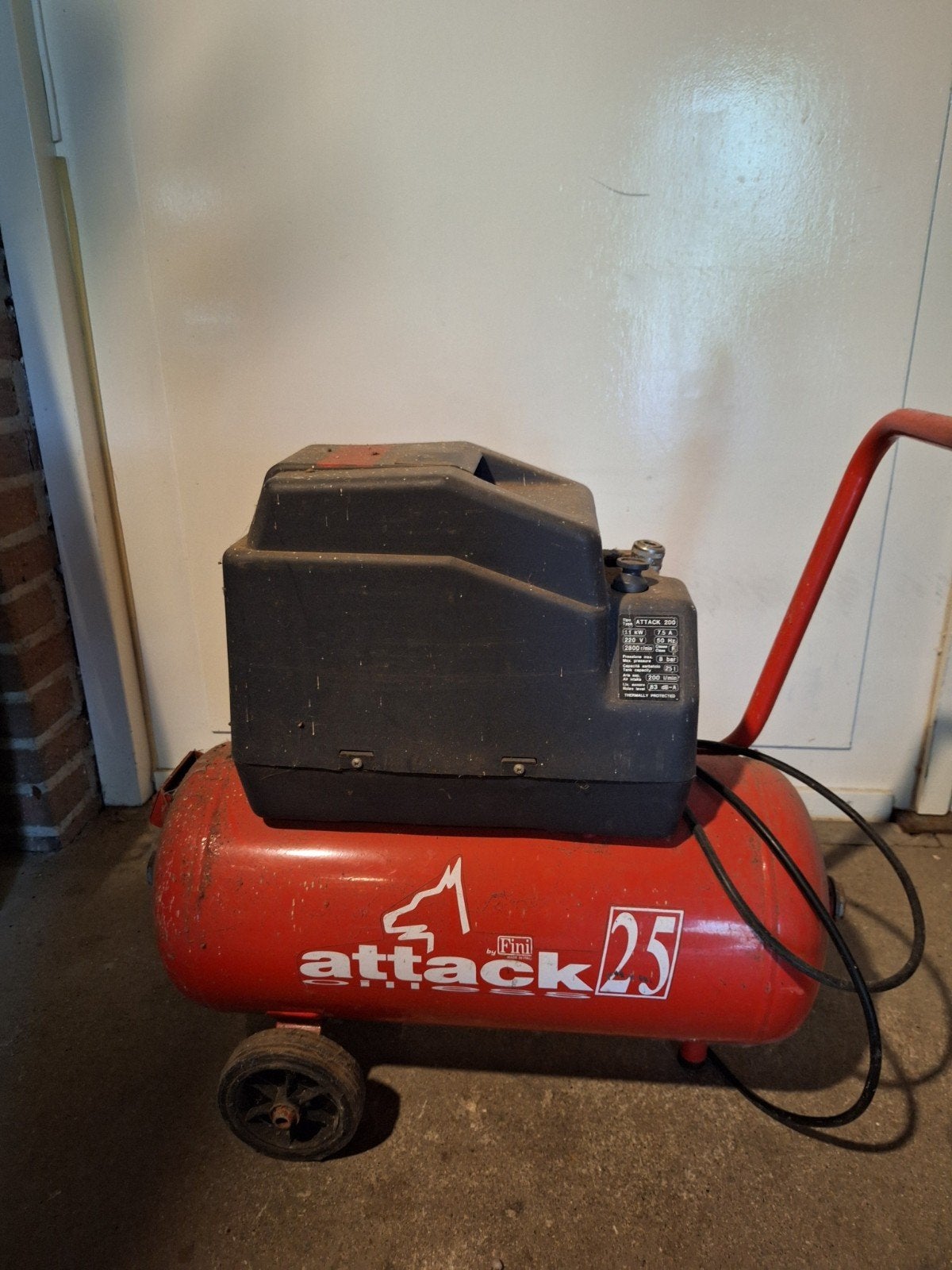 Fini Attack 200 Compressor - 25L, 8 bar, Doe-het-zelf en Verbouw, Compressors, Ophalen, Gebruikt, 6 tot 10 bar, Minder dan 200 liter/min
