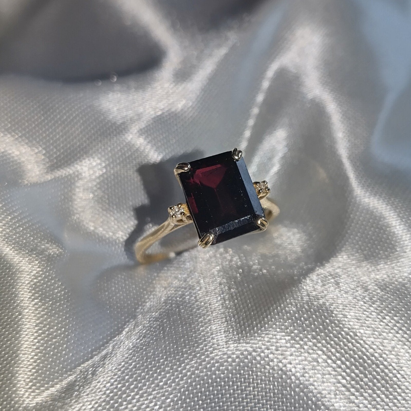 Gouden ring met granaat en diamanten, Nieuw, Ophalen of Verzenden, 17 tot 18, Met edelsteen