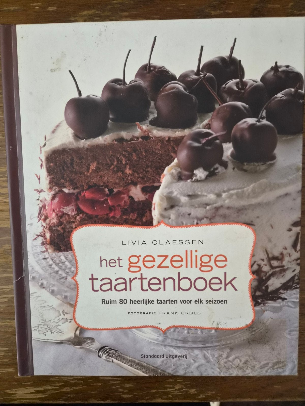 Het Gezellige Taartenboek - Livia Claessen, Boeken, Ophalen of Verzenden, Europa, Taart, Gebak en Desserts, Gelezen