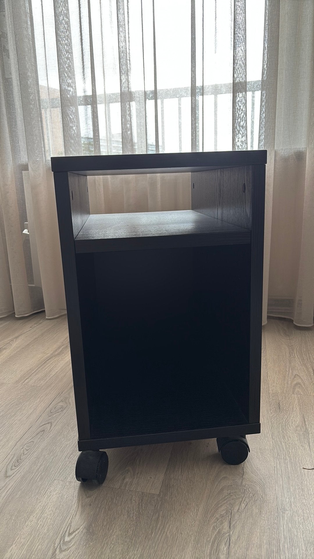 Nachtkastje IKEA zwart op wieltjes, Huis en Inrichting, Ophalen, Zo goed als nieuw, Minder dan 45 cm, 55 tot 70 cm