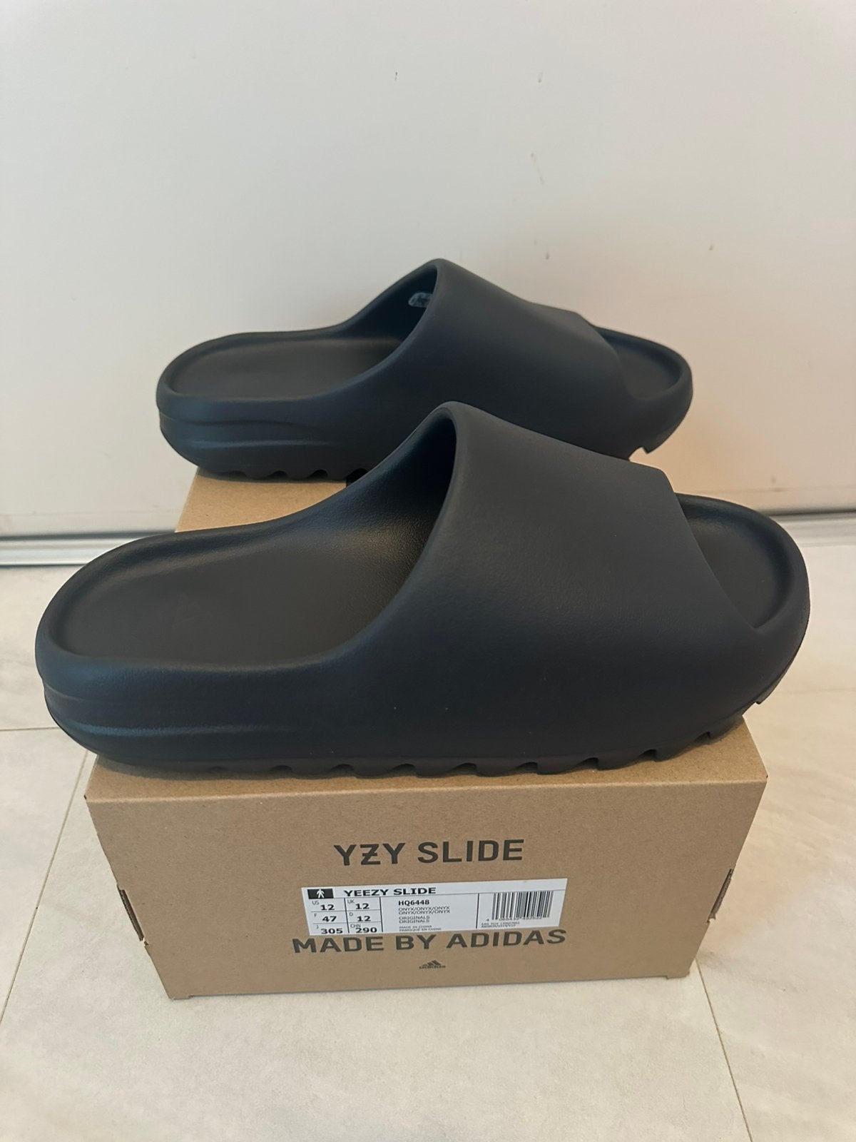 adidas Yeezy Slide Onyx – Maat 47 – Nieuw & Ongedragen, Ophalen of Verzenden, Nieuw, Zwart