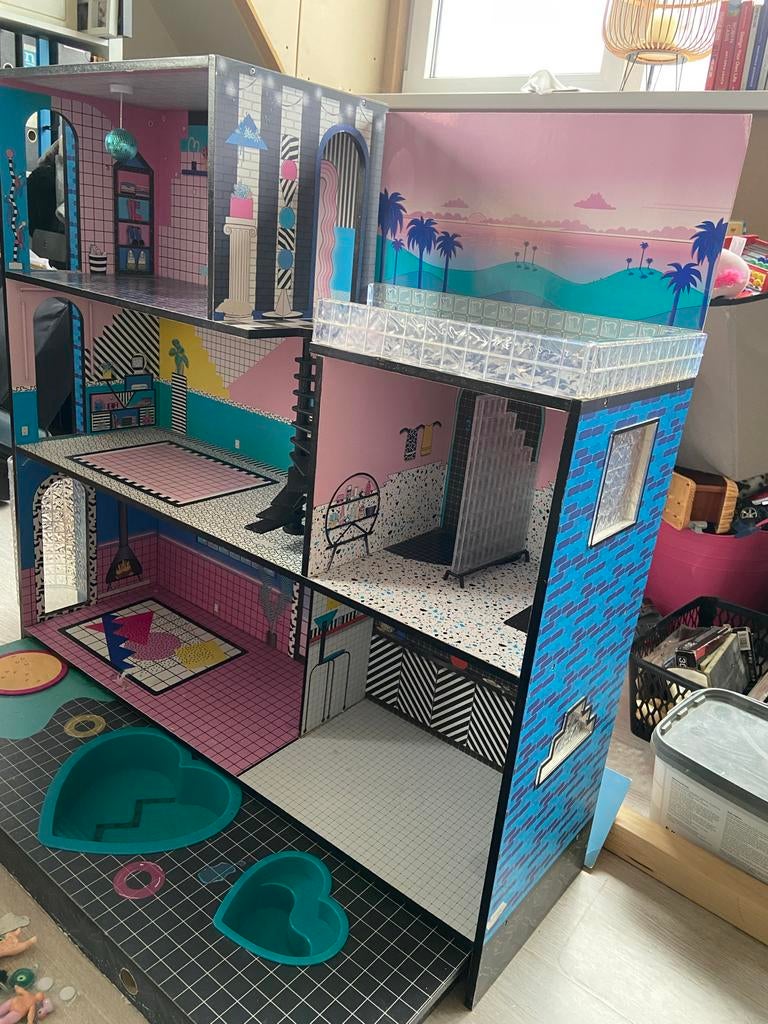Groot lol poppenhuis met zwembad en accessoires, Ophalen, Gebruikt, Poppenhuis