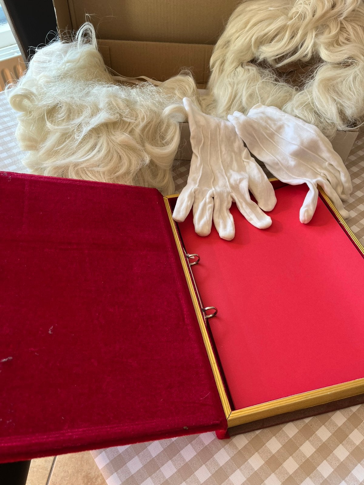 Sinterklaasbaard en pruik (met boek en handschoenen), Diversen, Sinterklaas, Ophalen of Verzenden, Zo goed als nieuw