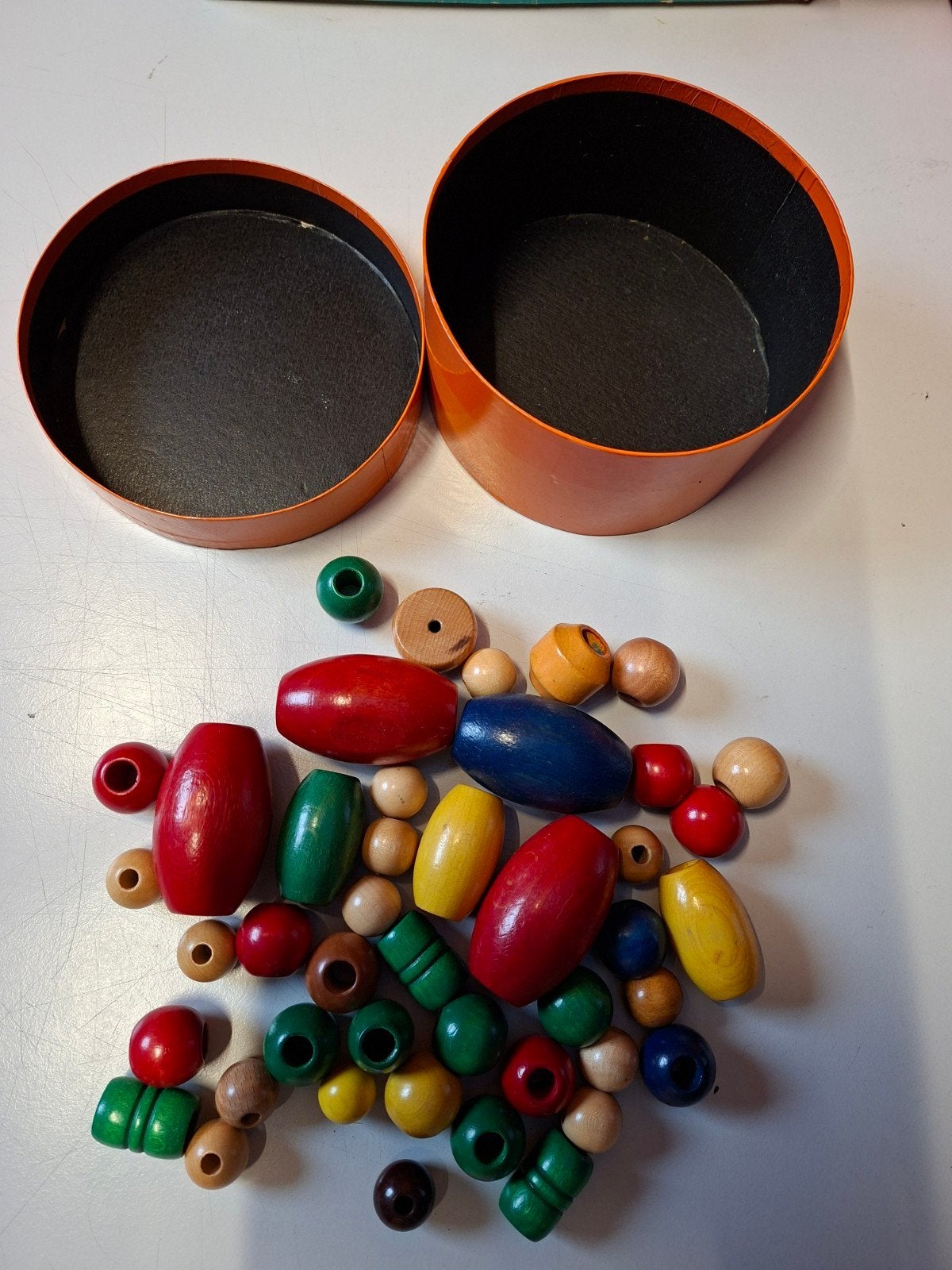 houten kralen 2 bakjes, Ophalen, Zo goed als nieuw