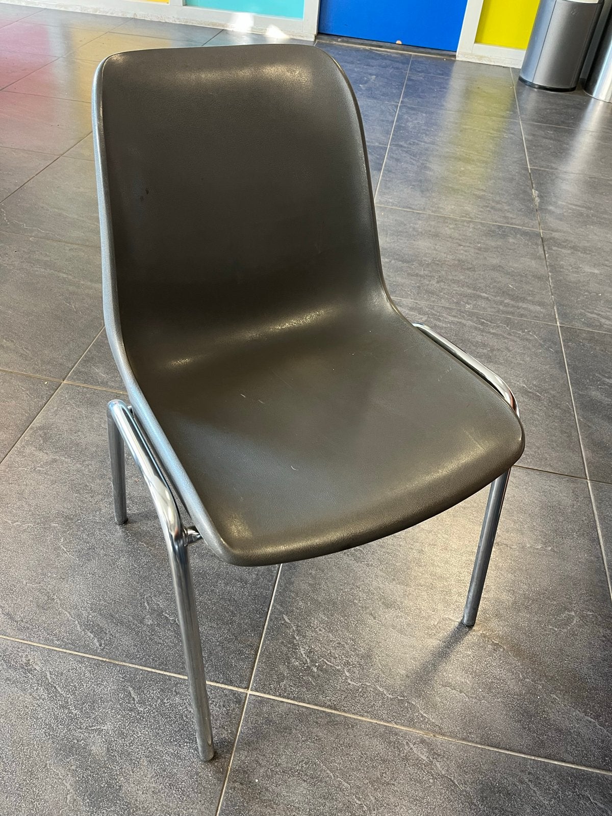 donkergrijze kantinestoel met metalen onderstel, Ophalen, Kunststof, Gebruikt, Per stoel €15,00.