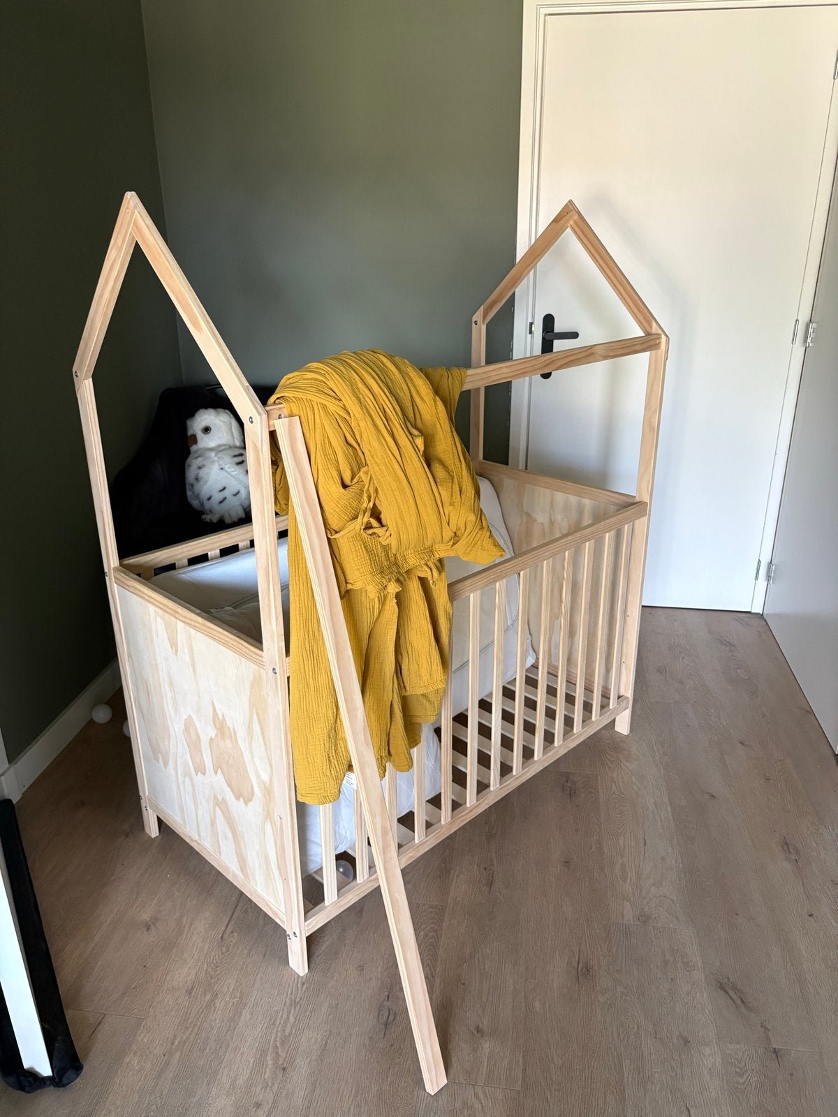 Houten bedje in huisvorm met gordijnen(gedemonteerd), Zo goed als nieuw, Hout, Overige kleuren, Eenpersoons