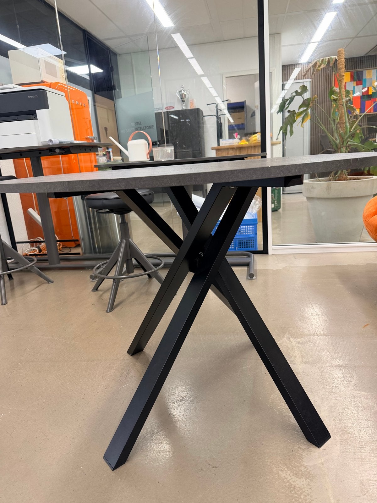 Moderne ronde IKEA tafel met uniek onderstel, Huis en Inrichting, Tafels | Eettafels, Ophalen, Rond, Zo goed als nieuw, Metaal