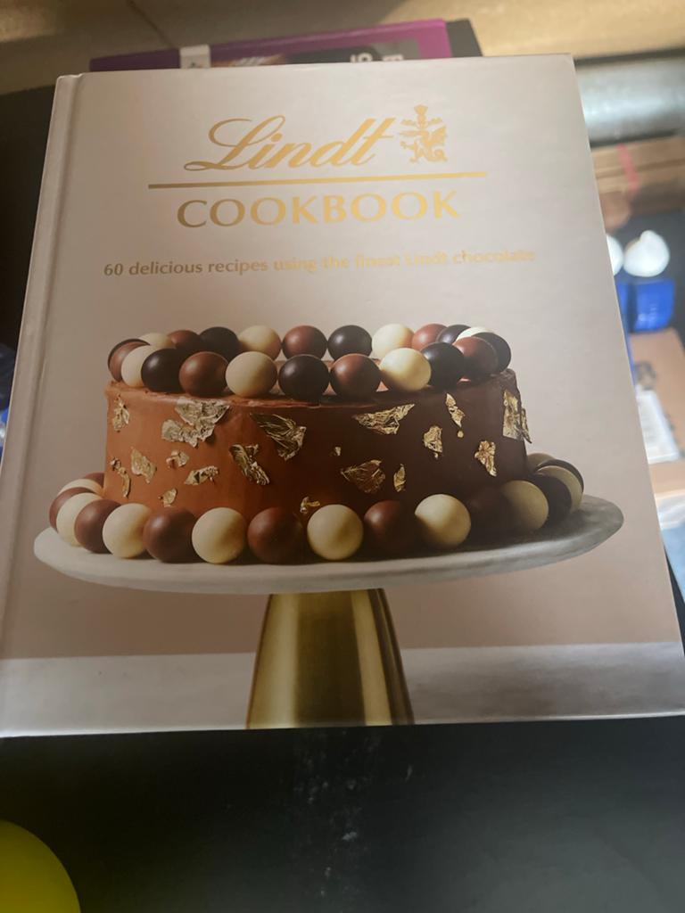 Lindt Kookboek: 60 Heerlijke Chocolade Recepten, Nieuw, Ophalen of Verzenden, Gezond koken, Taart, Gebak en Desserts