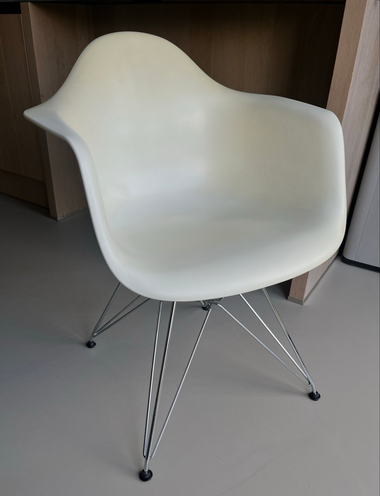 Vitra Eames Armchair DAR 4x, Ophalen, Kunststof, Gebruikt, Wit