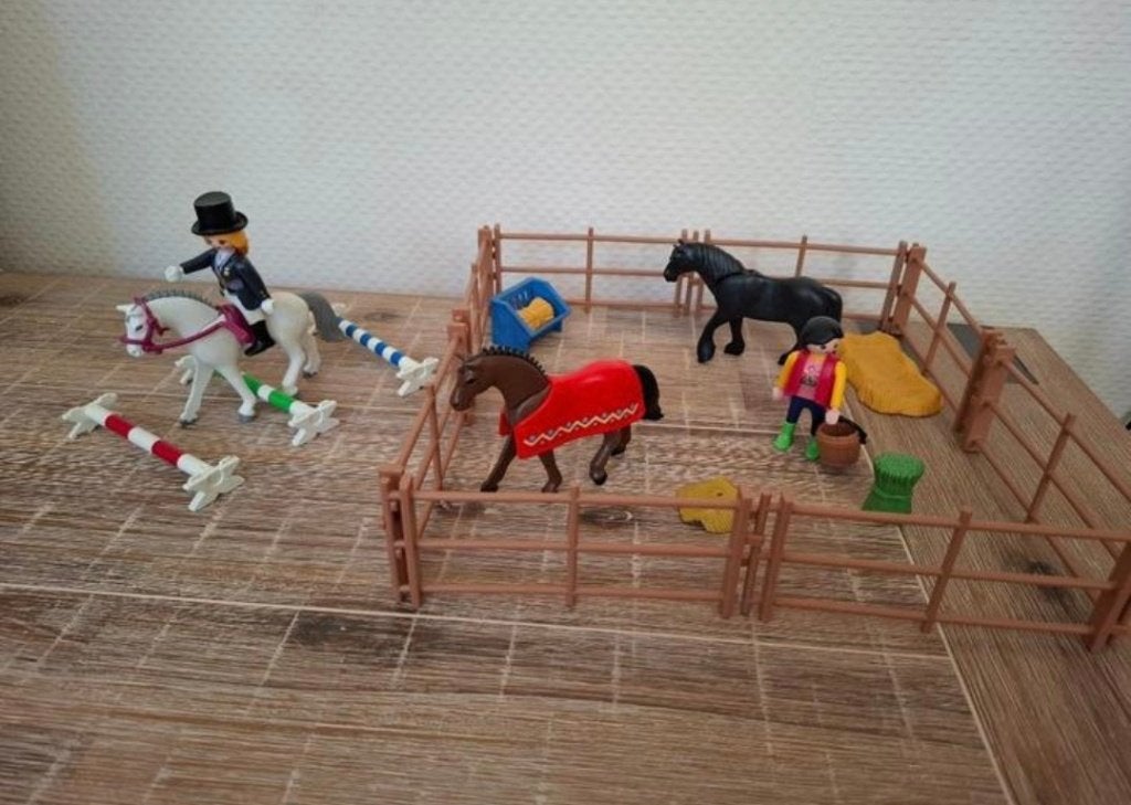 Playmobil rijbak met 3 paarden en 2 ruiters, Ophalen of Verzenden, Zo goed als nieuw