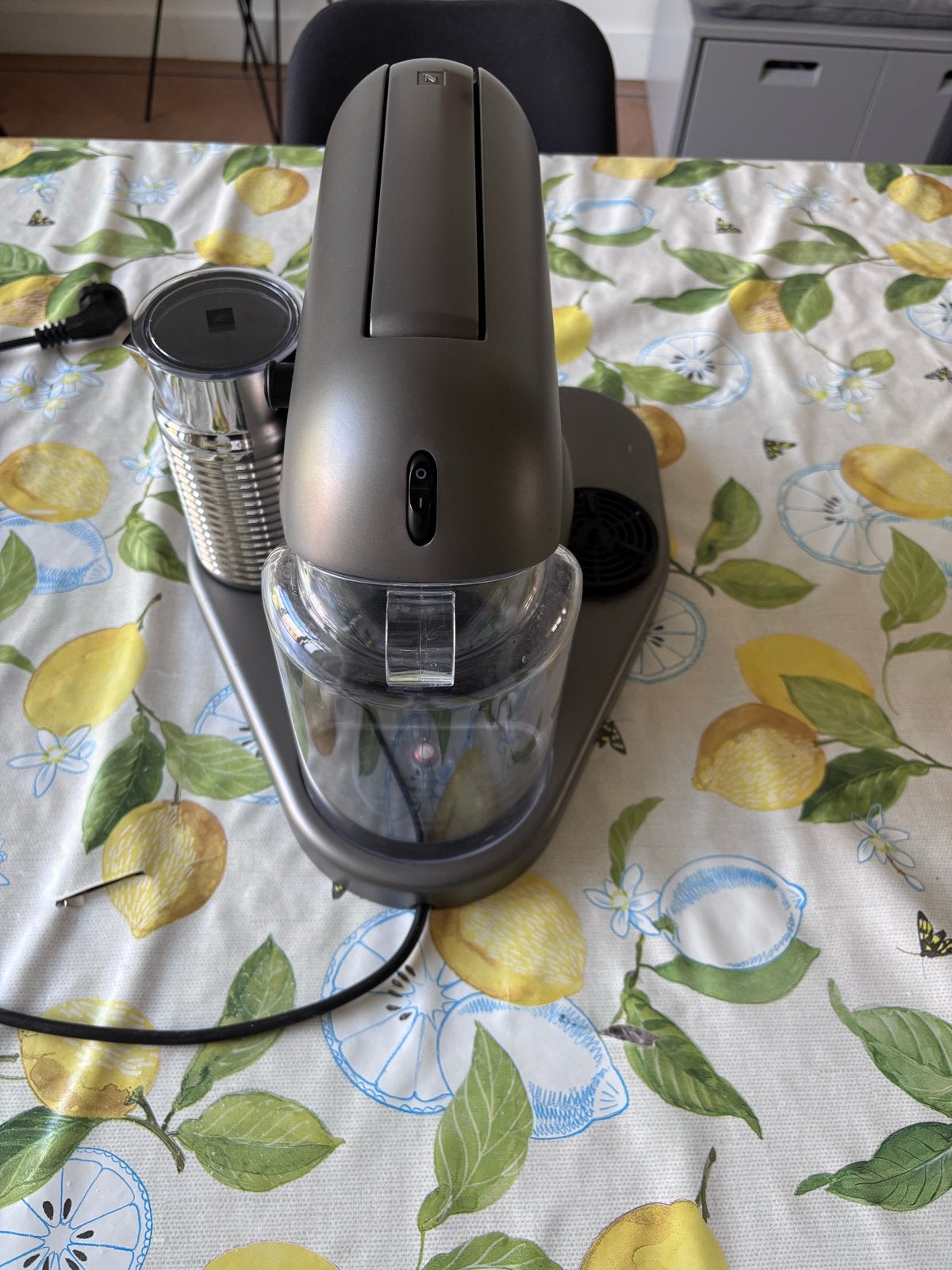 Krups Nespresso Gran Maestria XN8105 Titanium, Witgoed en Apparatuur, Koffiezetapparaten, Ophalen, Gebruikt, Koffiemachine, Koffiepads en cups