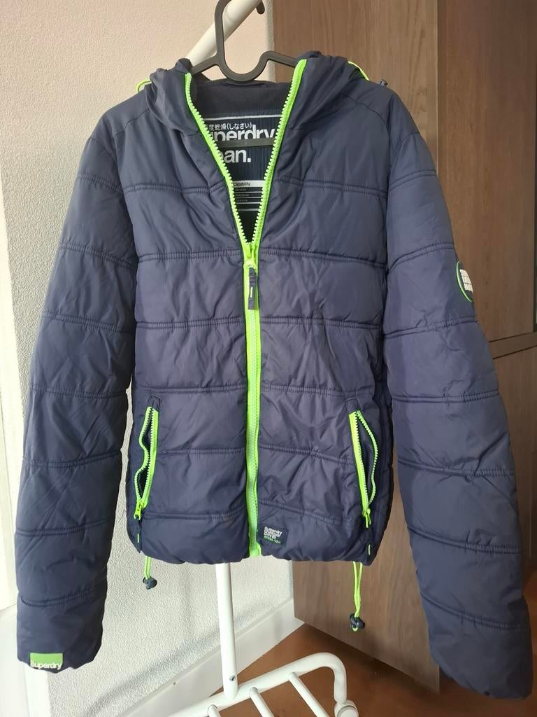 Superdry winterjas maat 158 - Donkerblauw met neon accenten, Ophalen of Verzenden, Zo goed als nieuw, Jas