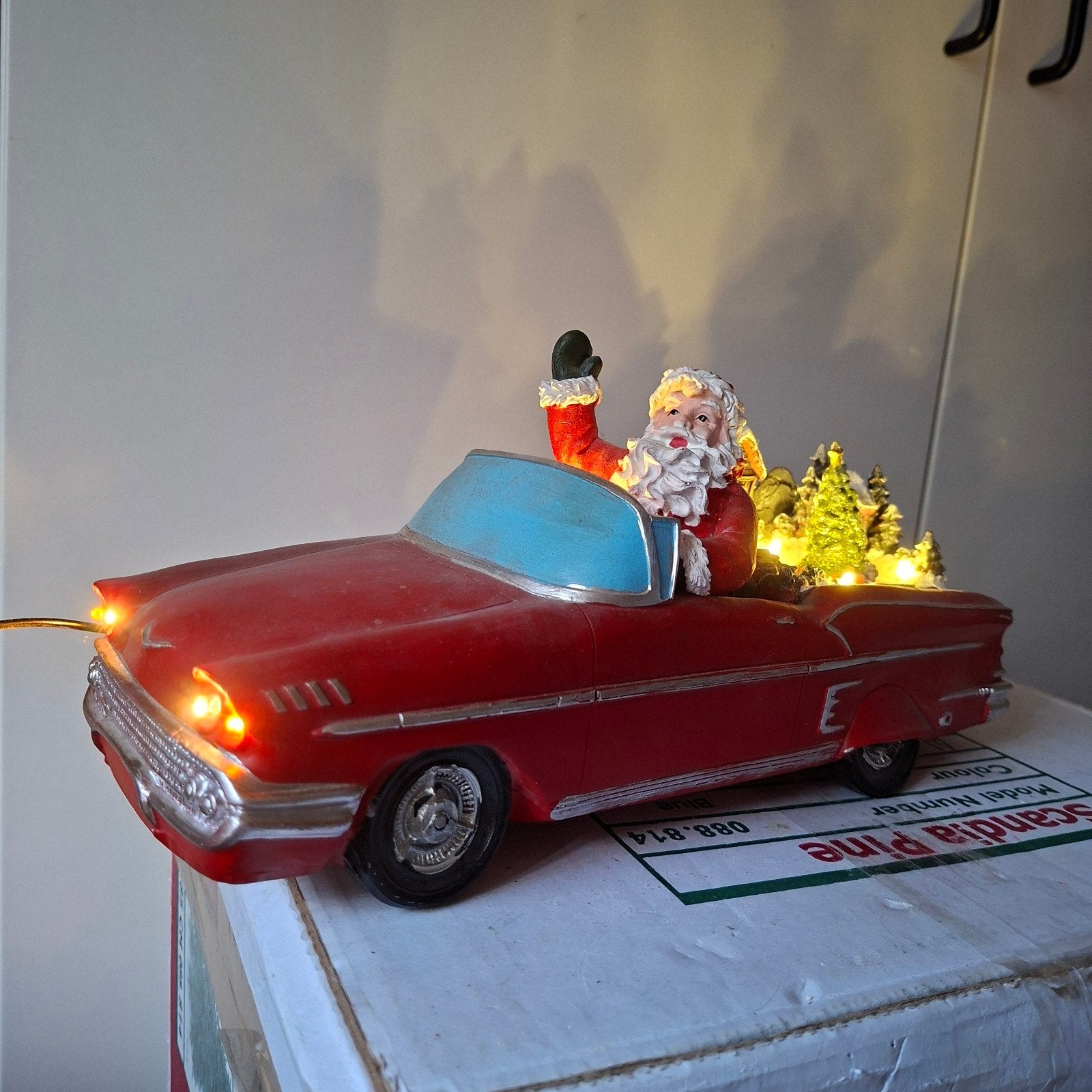 kerstman in ouderwetse auto met lampjes en adapter, Diversen, Kerst, Ophalen