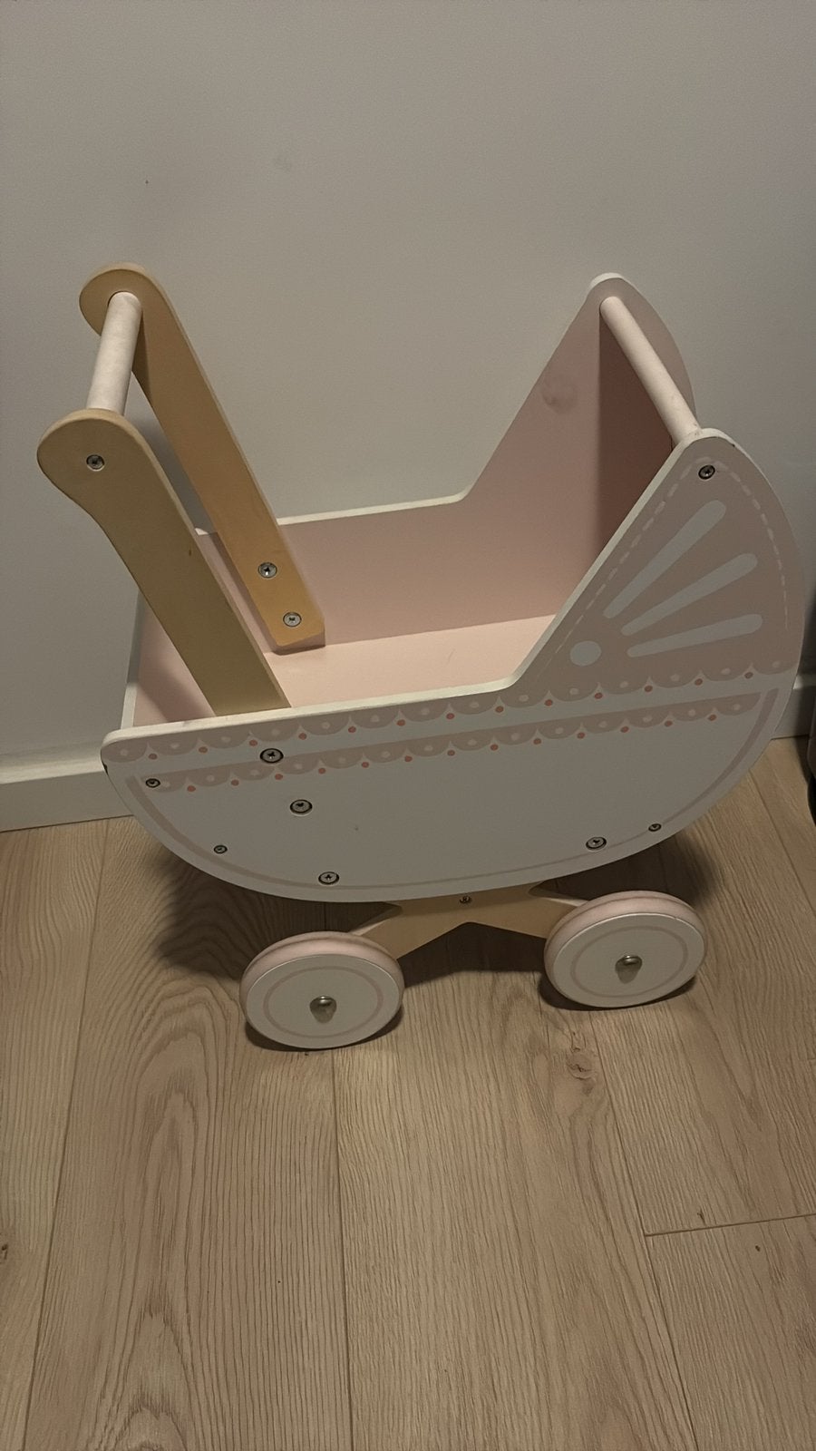 New Classic Toys Houten Poppenwagen Roze, Kinderen en Baby's, Ophalen, Gebruikt, Duw- of Trekspeelgoed