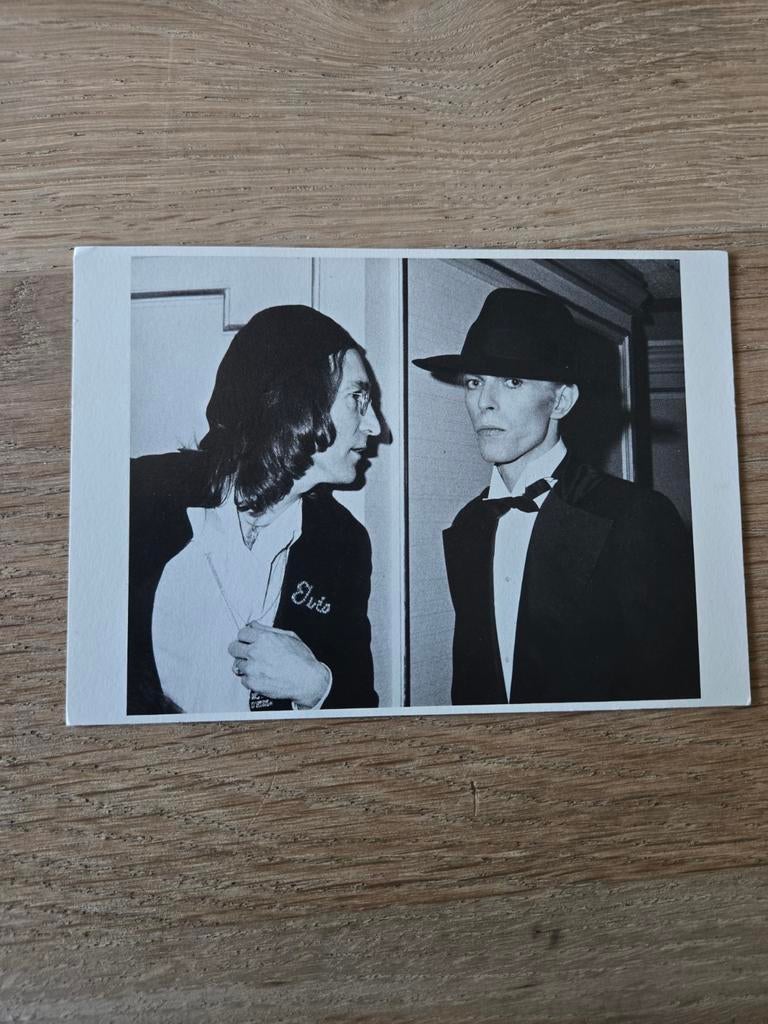 Ansichtkaart John Lennon & David Bowie - 1975, Verzamelen, Ansichtkaarten | Themakaarten, Ophalen of Verzenden