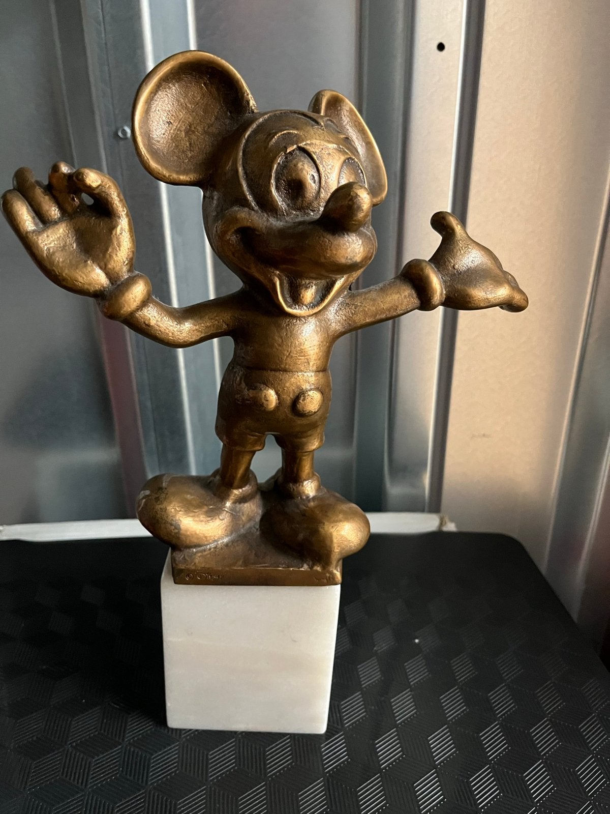 Vintage Bronzen Mickey Mouse Beeld op Marmeren Sokkel, Verzamelen, Ophalen of Verzenden, Mickey Mouse, Gebruikt, Beeldje of Figuurtje