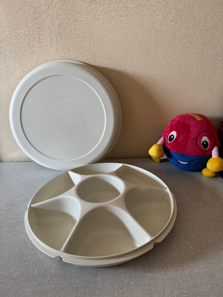 NIEUWSTAAT vakken schaal - hapjesschaal + deksel TUPPERWARE, Ophalen of Verzenden, Zo goed als nieuw, Wit, Schaal