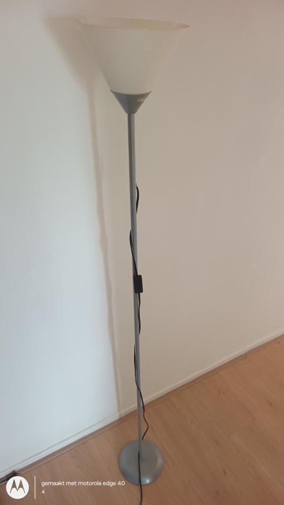 Stijlvolle vloerlamp met uplighter - Grijs/Wit, Gebruikt, Ophalen of Verzenden, Glas, Modern