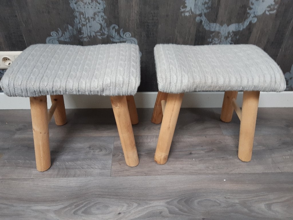 2 houten krukjes met gehaakte bovenzijde, Ophalen, Gebruikt, Hout