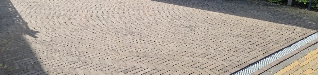 Gezocht ca 25m2 gebakken klinkers, 20x6,5cm, rood, Klinkers, Ophalen of Verzenden, Zo goed als nieuw, 10 m² of meer