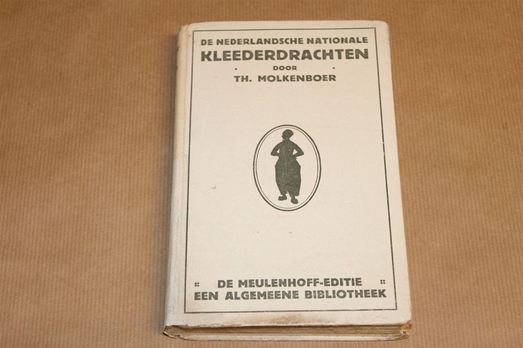 De Nederlandsche nationale kleederdrachten - 1917, Boeken, Ophalen of Verzenden, Gelezen