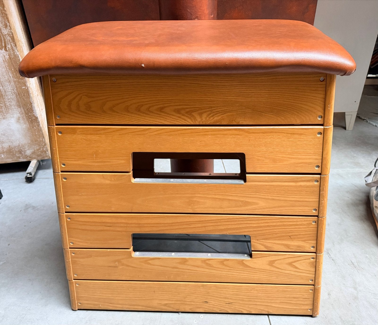 Vintage Turnkast / Gymbank met Lederen Zitting, Ophalen, Gebruikt