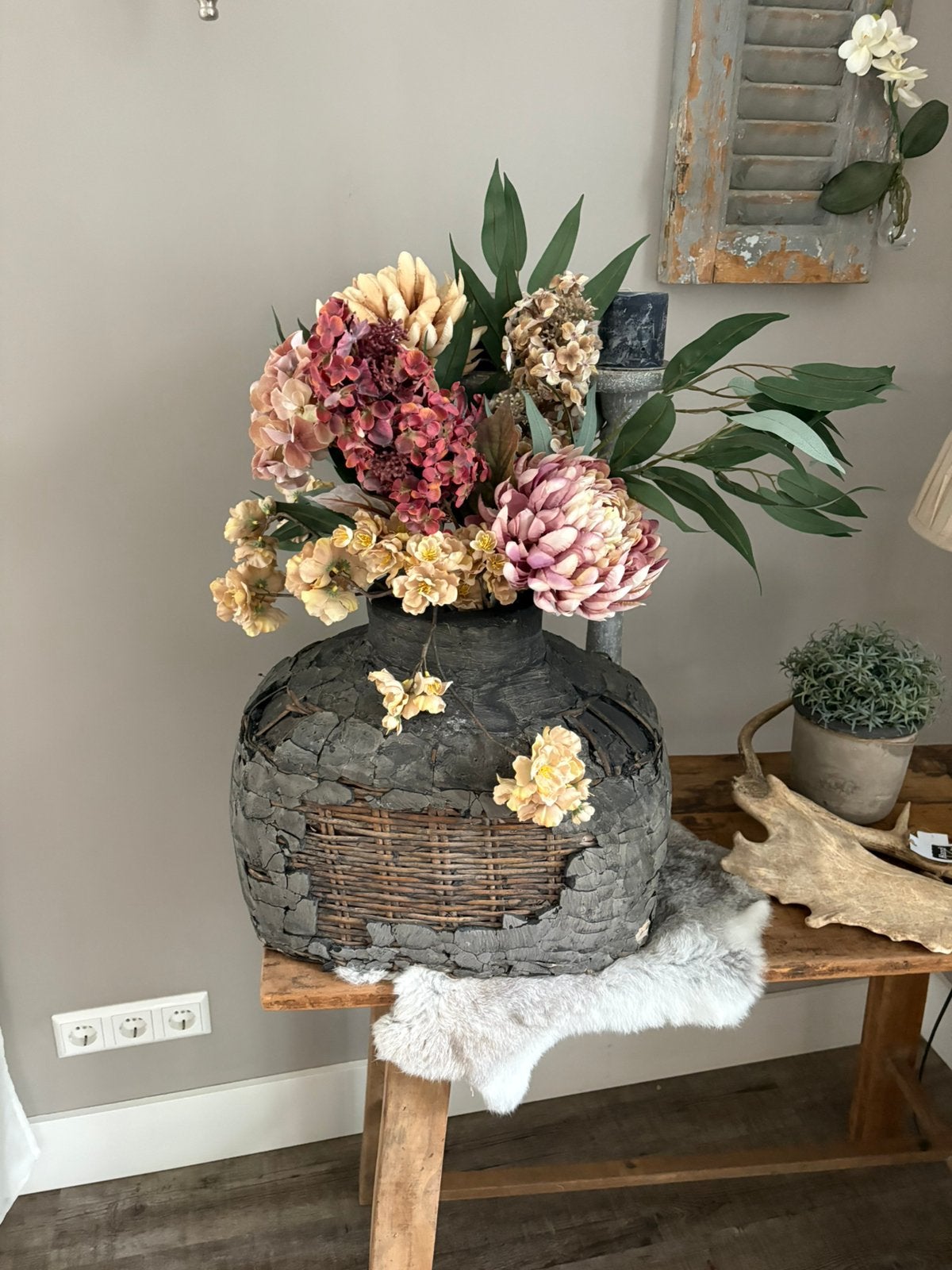Unieke handgemaakte kruik met luxe zijden bloemarrangement, Huis en Inrichting, Ophalen, Overige kleuren, Aardewerk of Porselein