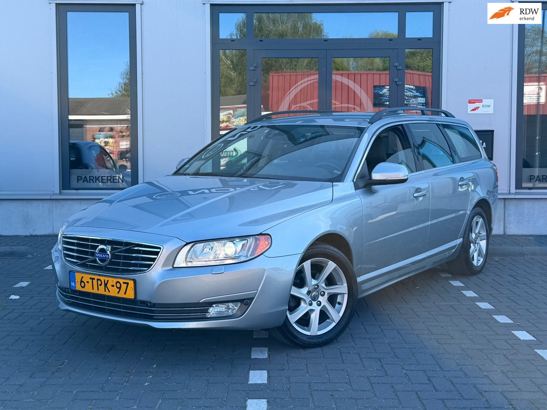 Volvo V70 1.6 T4 Nordic+|Leer|Trekhaak|xenon|Navi|PDC|NAP, 4 cilinders, Met garantie (alle), 1600 kg, Zilver of Grijs
