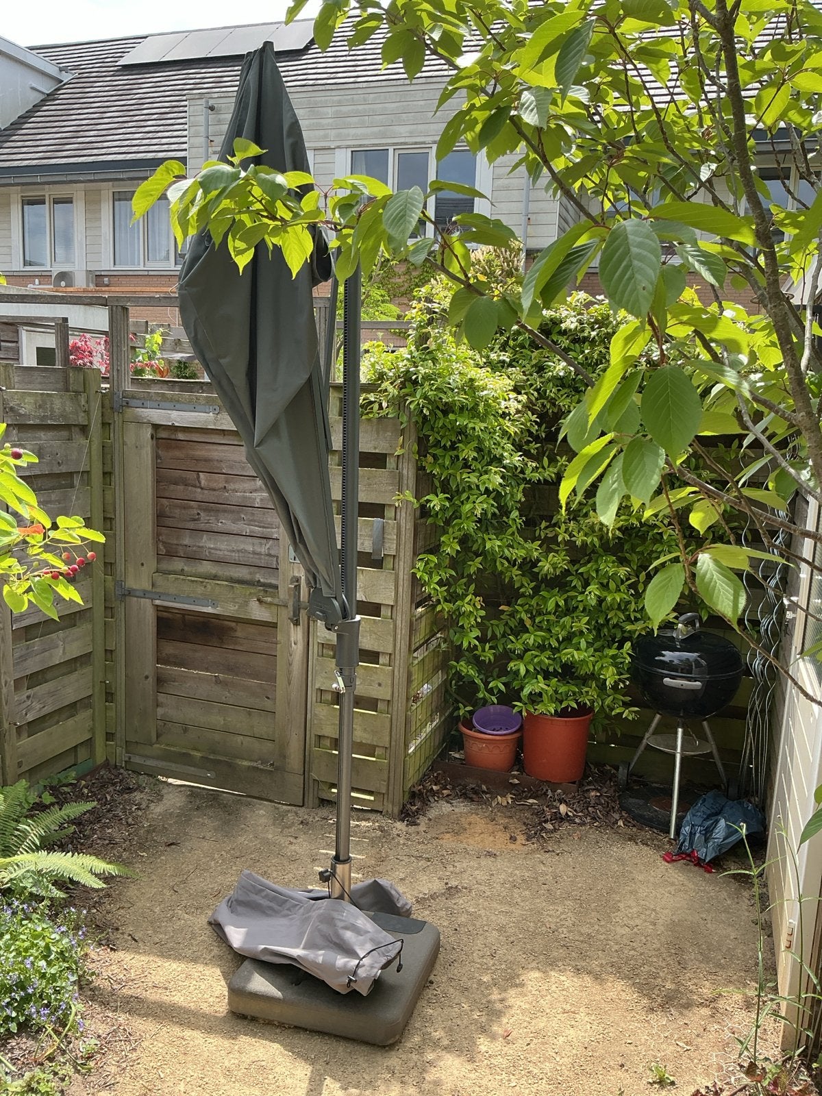 Madison Zweefparasol Grijs - Zo goed als nieuw (1 jaar oud), Tuin en Terras, Parasols, Kantelbaar, 2 tot 3 meter, Ophalen of Verzenden