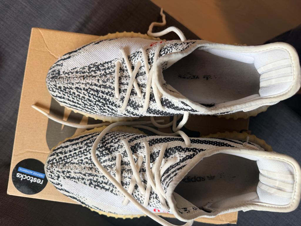 Adidas Yeezy Boost 350 V2 Zebra Sneakers - Maat 42, Kleding | Heren, Schoenen, Ophalen of Verzenden, Zo goed als nieuw, Wit, Sneakers of Gympen
