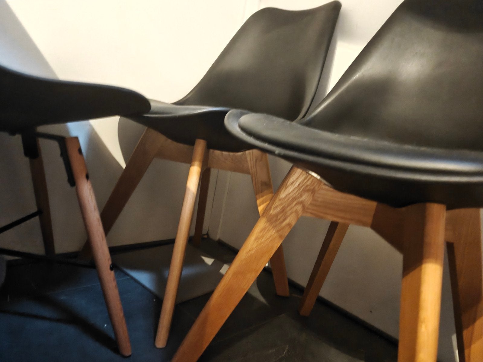 3 zwarte stoelen: 2 met leer, 1 met stof, Gebruikt, Drie, Zwart, Ophalen of Verzenden