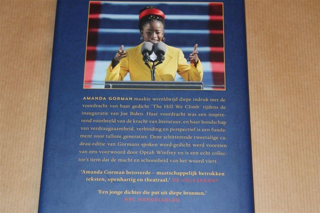 Hill We Climb — Gorman — Inauguratiegedicht [Tweetalig], Ophalen of Verzenden, Zo goed als nieuw