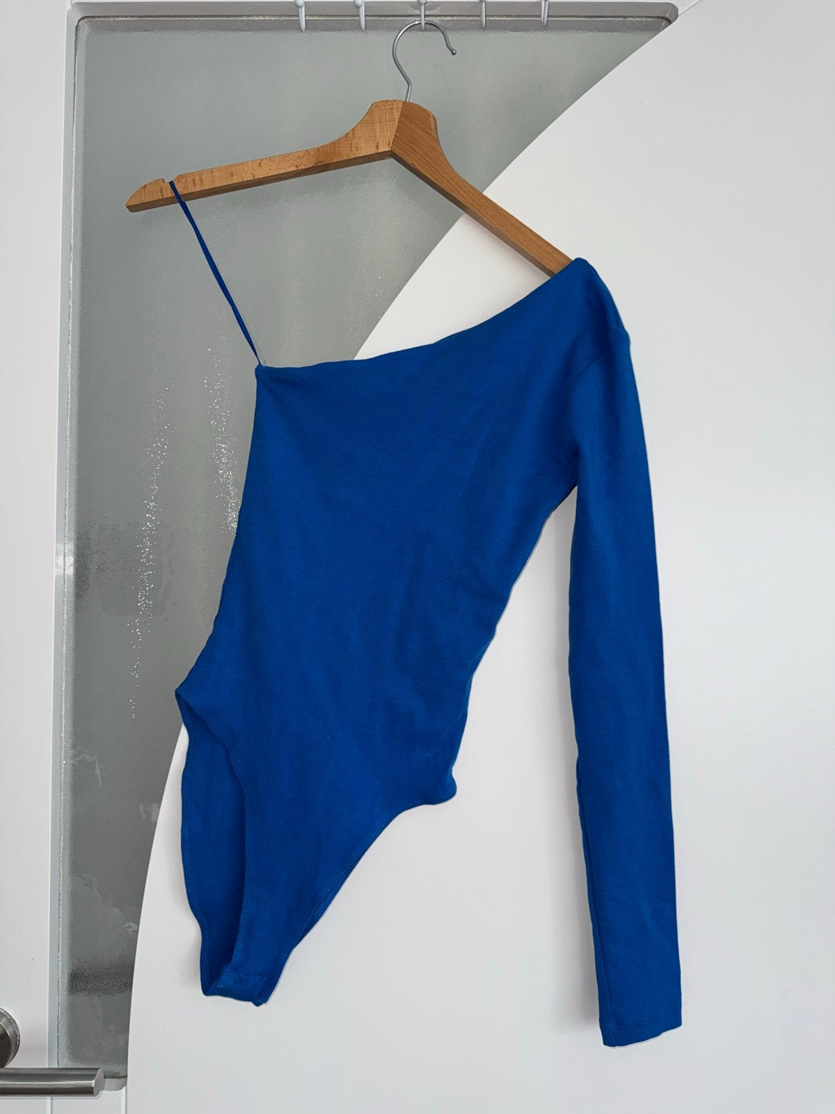 Zara blauwe one-shoulder body met lange mouw, Maat 38/40 (M), Blauw, Ophalen of Verzenden, Zo goed als nieuw