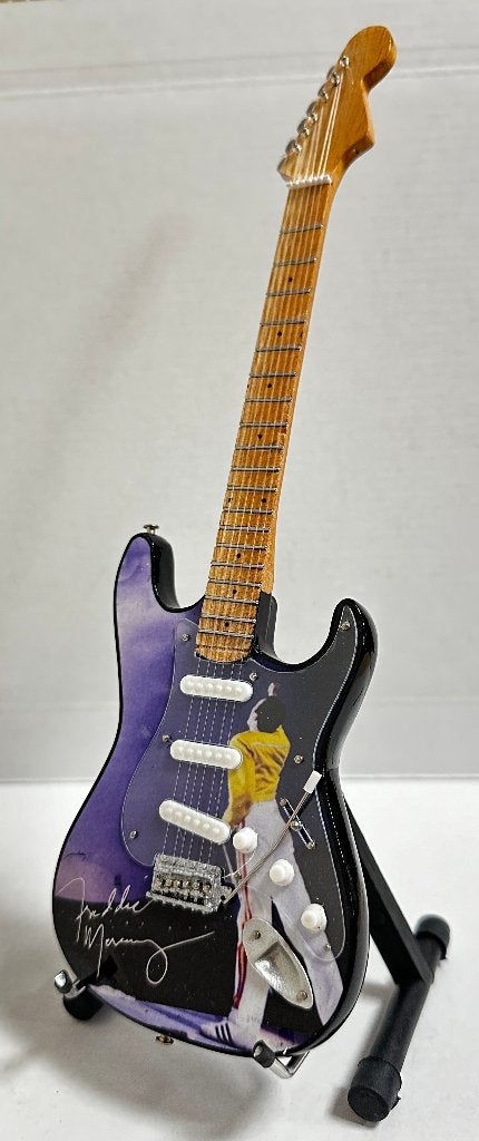 Freddie Mercury Queen paars miniatuur gitaar 25cm mini deco, Info@deconoord.nl, Deco Noord, Nieuw, Ophalen of Verzenden