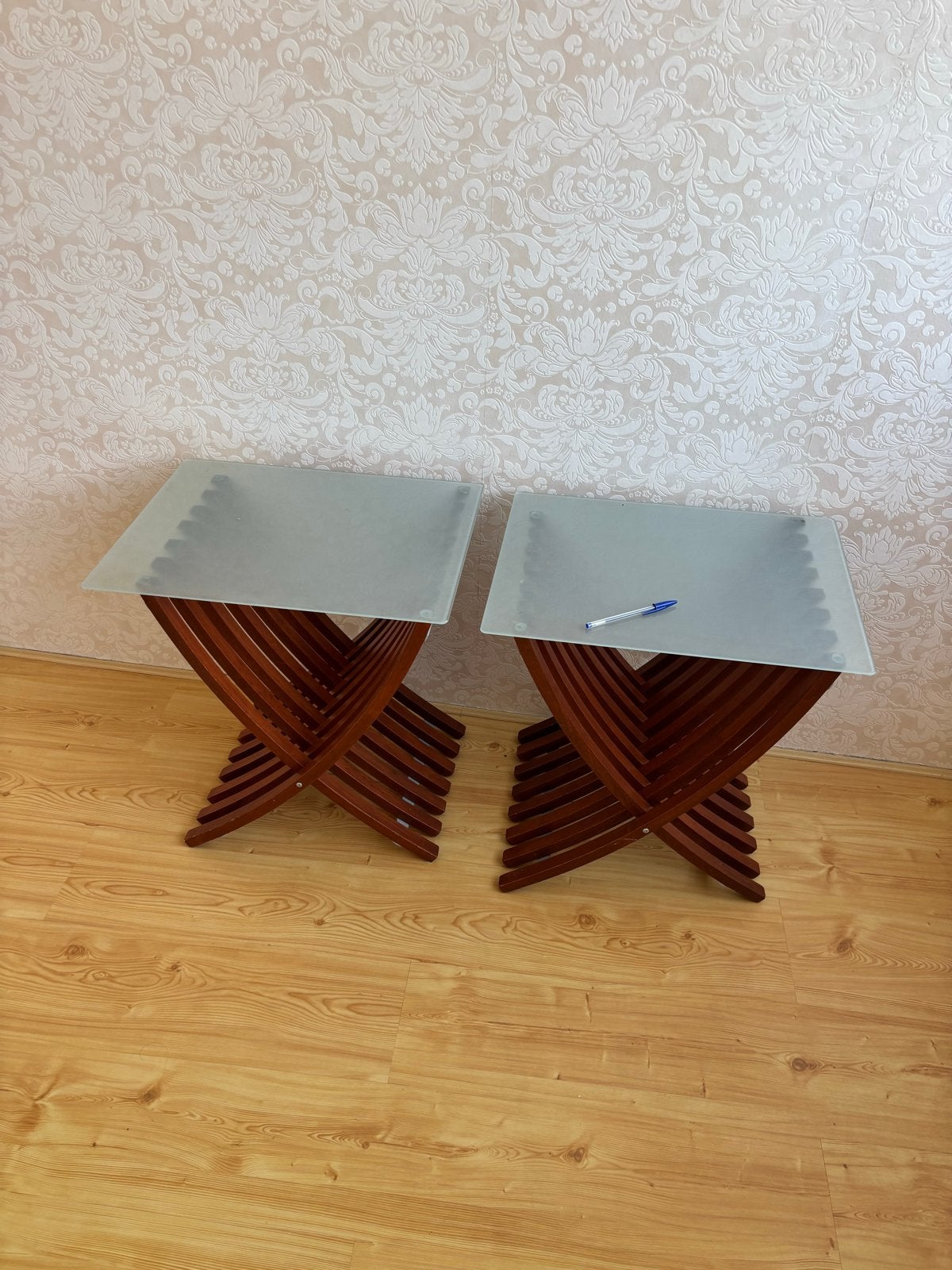 Set van 2 bijzettafels met glazen blad en houten onderstel, Ophalen, Minder dan 45 cm, Minder dan 55 cm, Gebruikt