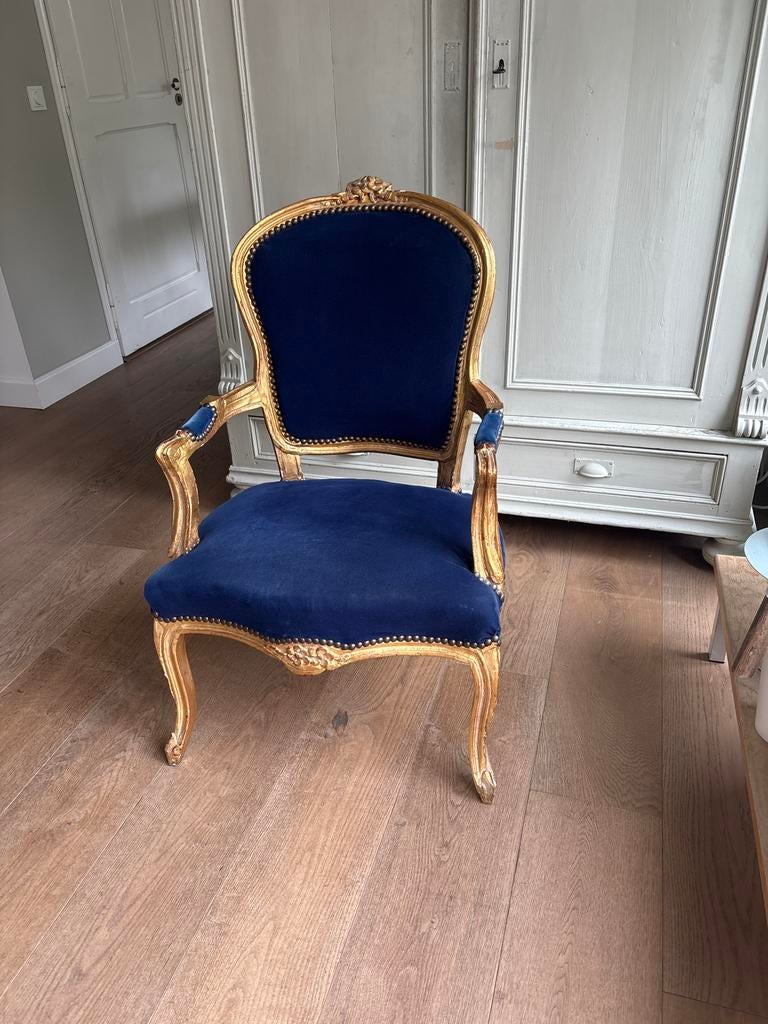 Lodewijk stoel met blauw fluweel - laag model, Antiek en Kunst, Antiek | Meubels | Stoelen en Banken, Ophalen