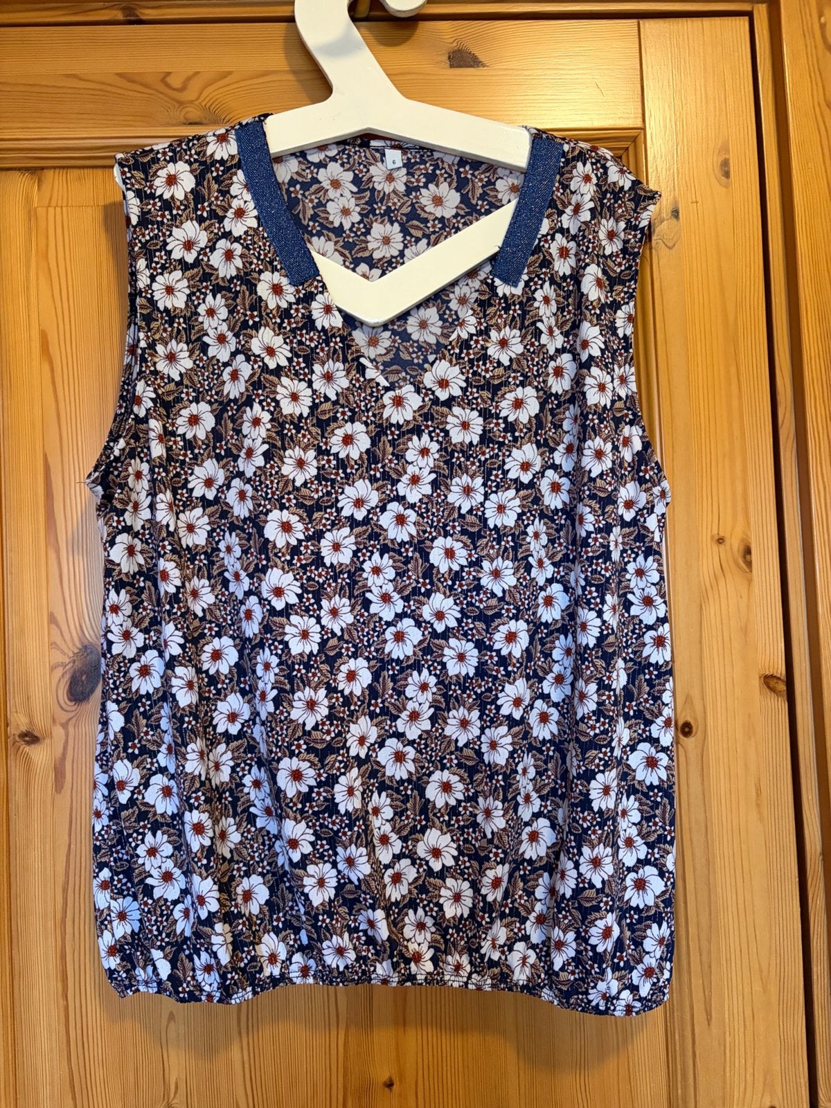 Top zonder mouw blauw bloemen oto 58 lengte 64 onder elastie, Ophalen of Verzenden, Zo goed als nieuw, Blauw, Shirt of Top