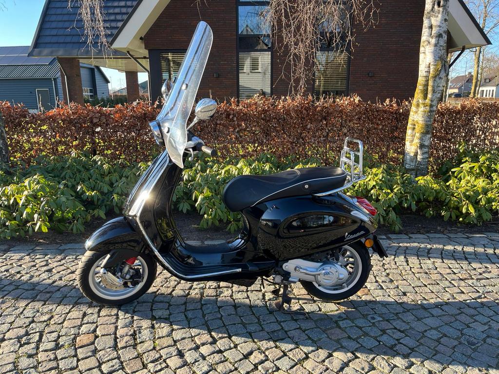 prachtige Vespa uit 2014 met slechts 2.382 km op de teller, Ophalen, Zo goed als nieuw, Benzine