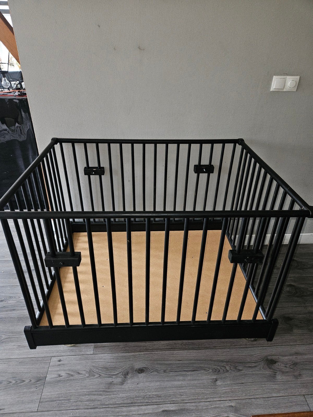 gratis Zwarte box met wieltjes, Kinderen en Baby's, Boxen, Ophalen, Gebruikt, Rechthoekig, Wieltjes
