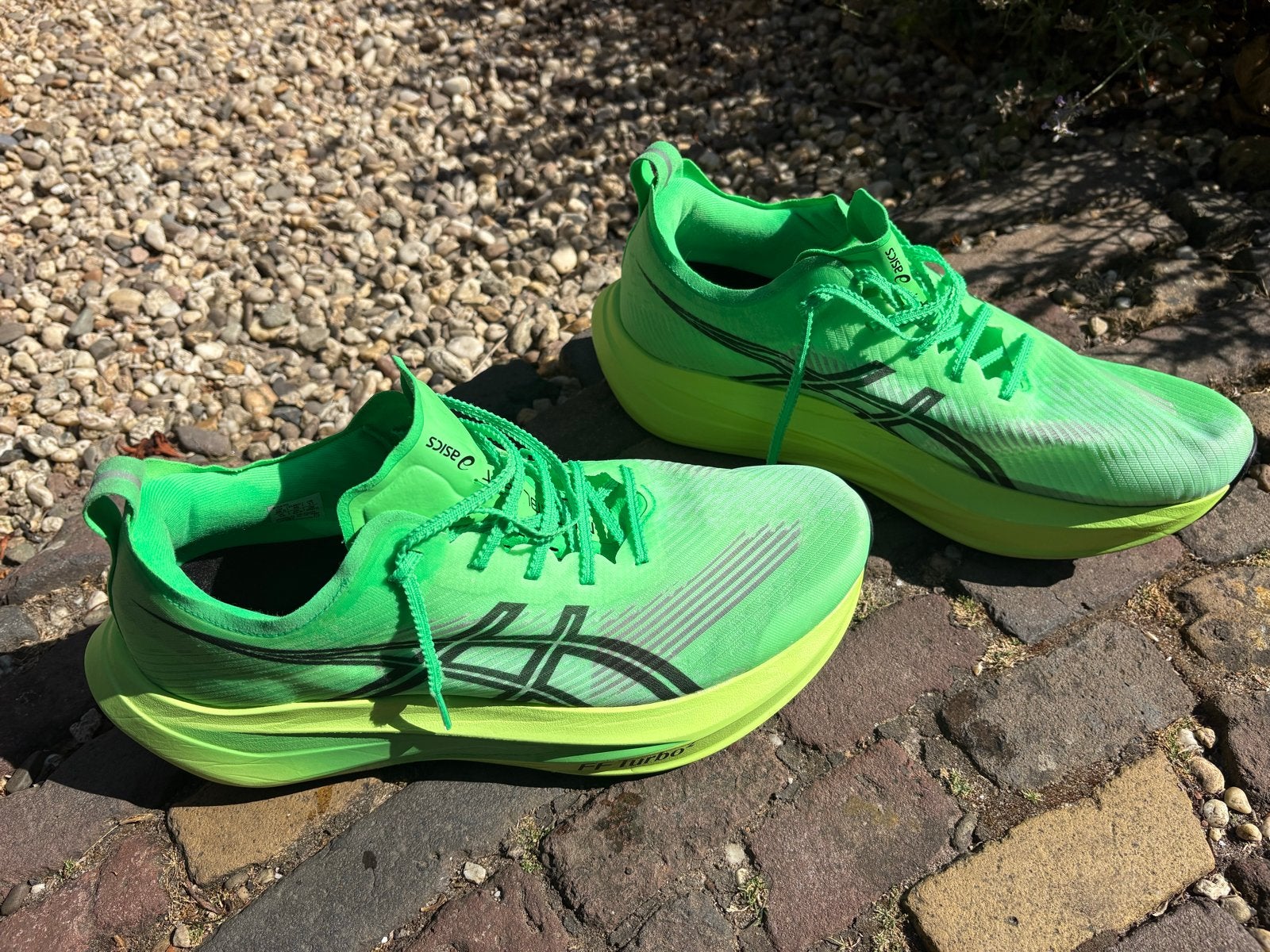 ASICS Megablast mt 45 (11) - Ekiden Felgroen - 100 km, Sport en Fitness, Loopsport en Atletiek, Ophalen of Verzenden, Zo goed als nieuw