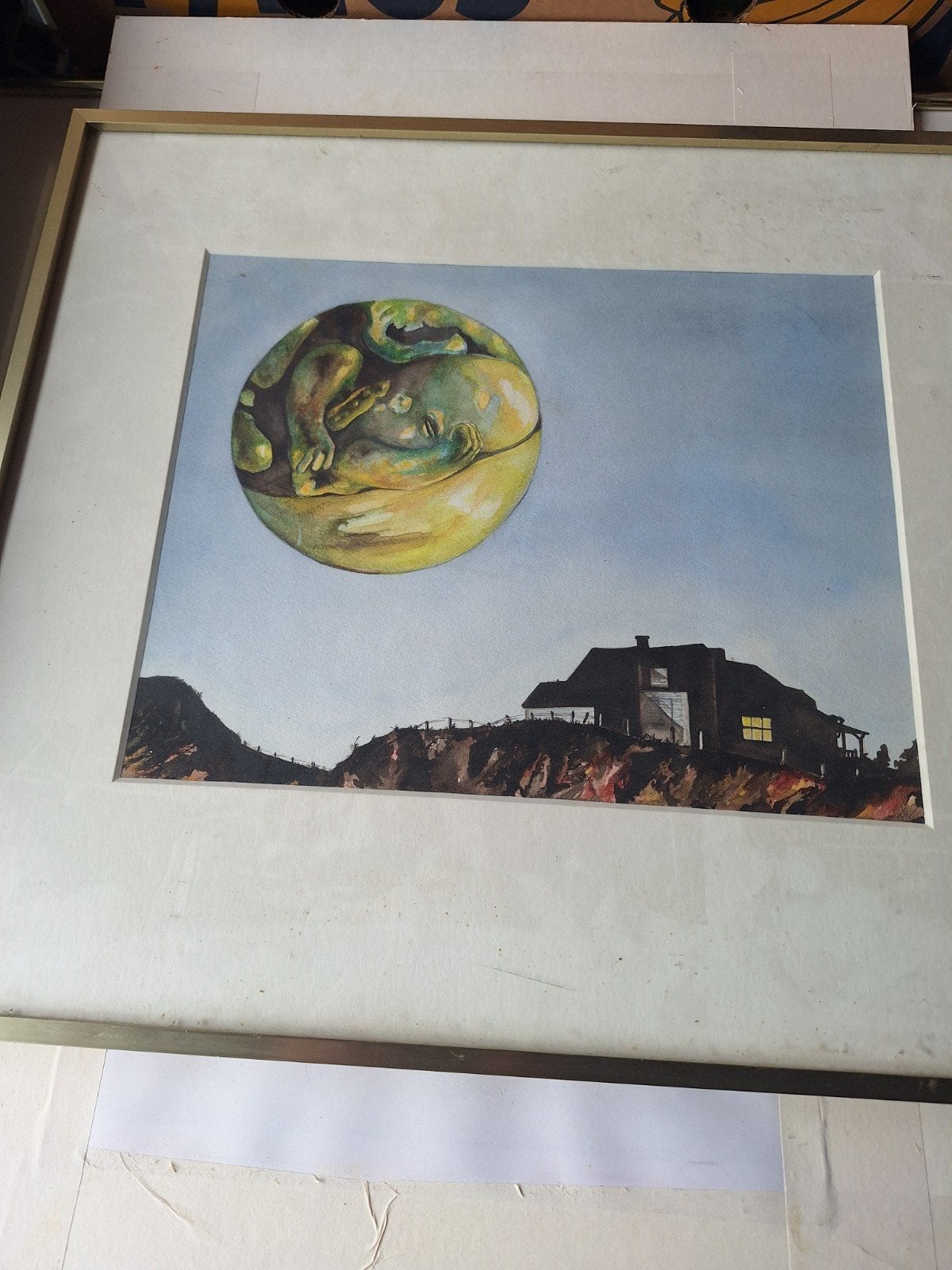 apart schilderij met huis en ronde  bal, Huis en Inrichting, Woonaccessoires | Schilderijen, Tekeningen en Foto's, Ophalen, Zo goed als nieuw