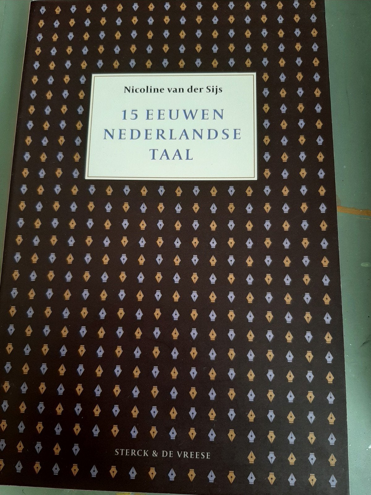 Nicoline van der Sijs - 15 eeuwen Nederlandse taal, Boeken, Ophalen of Verzenden, Zo goed als nieuw, Nicoline van der Sijs