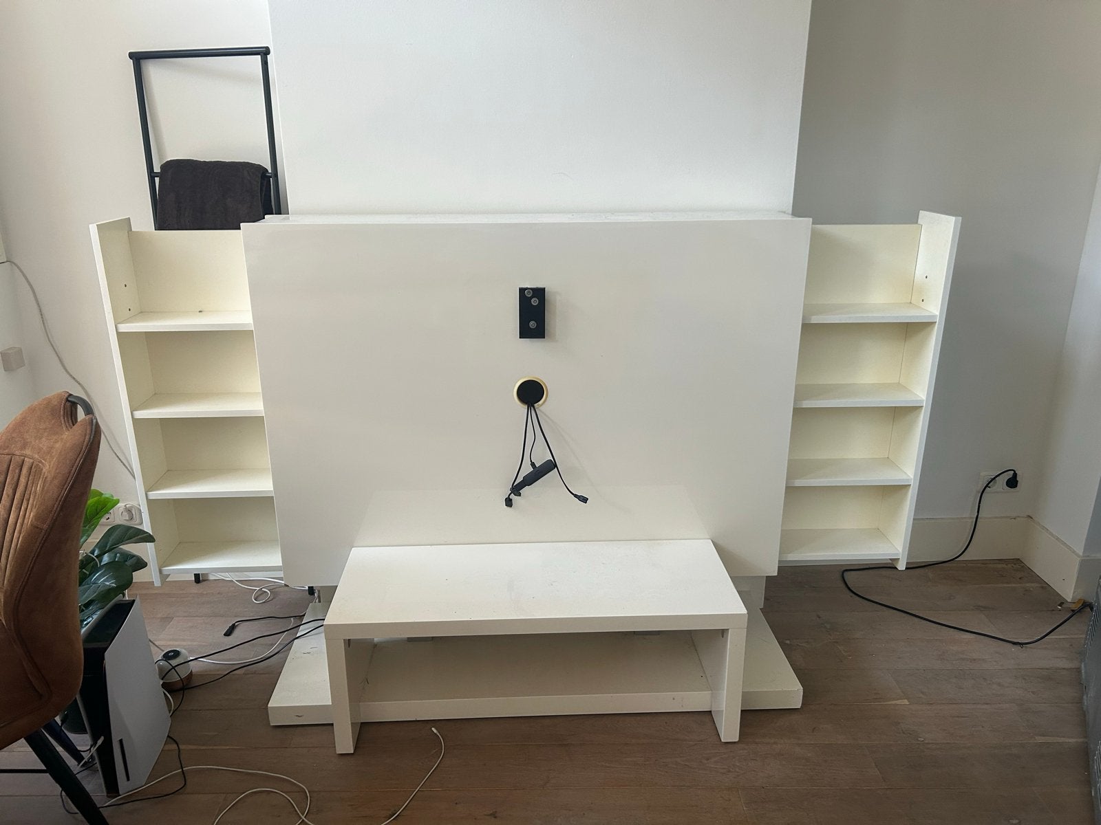Witte tv-meubel met ingebouwde planken en opbergruimte, Ophalen, Gebruikt, 100 tot 150 cm, 25 tot 50 cm