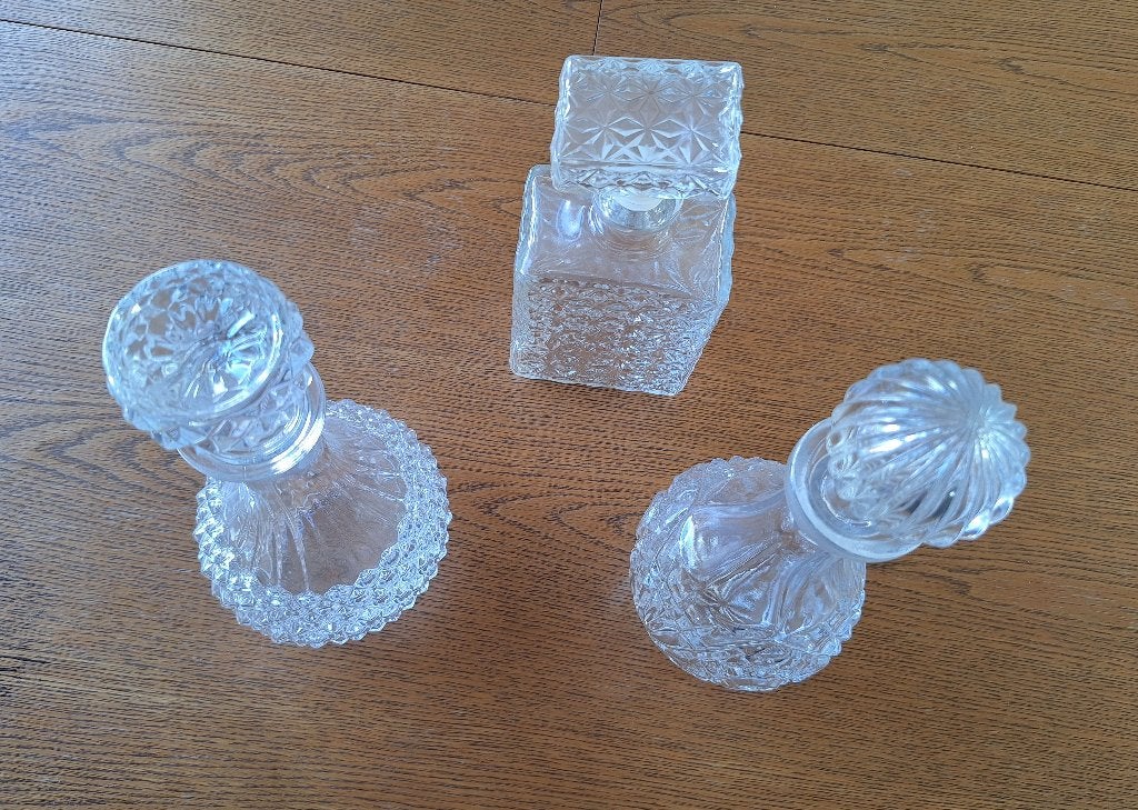 drie glazen karaffen / flessen, Ophalen