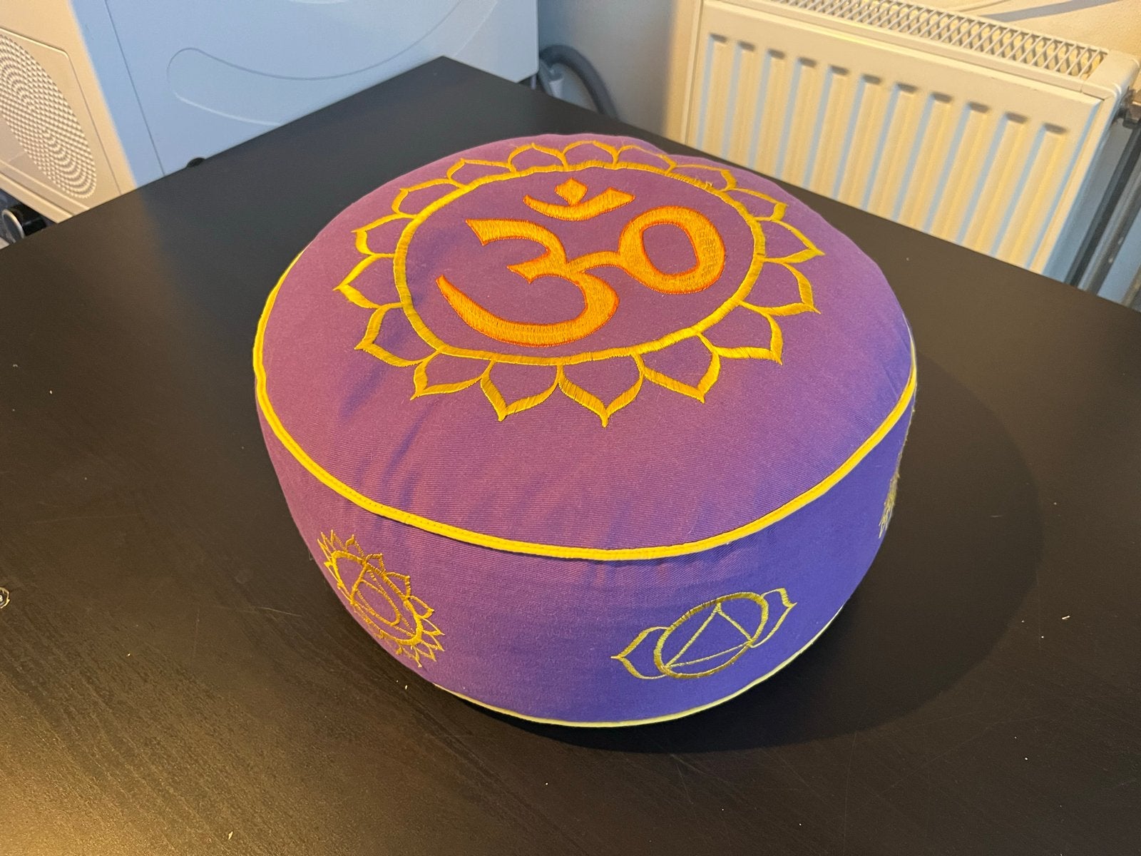 Paars yoga kussen met gouden om en chakra borduurwerk, Ophalen of Verzenden, Zo goed als nieuw, Yoga-accessoire