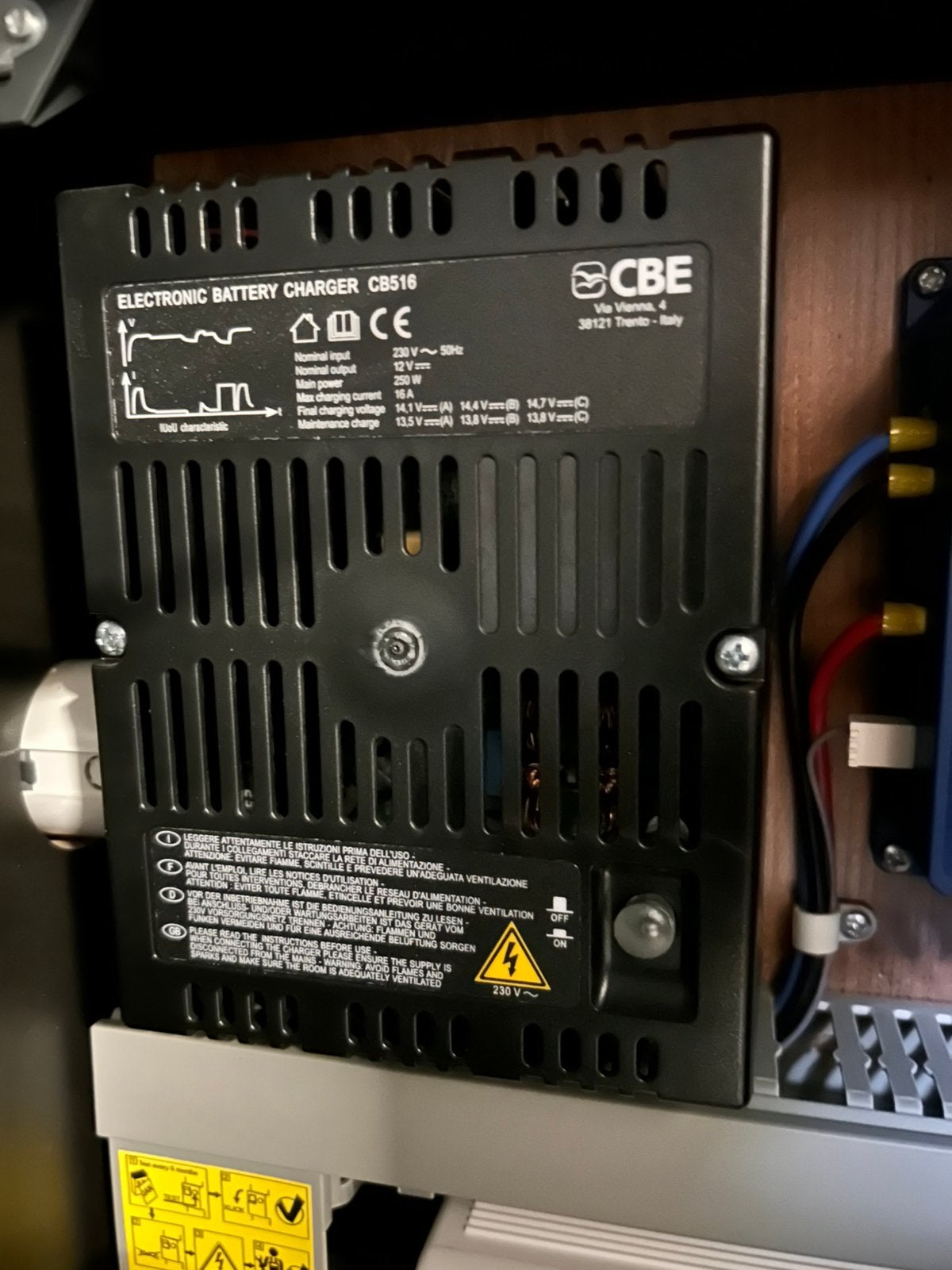 CBE 516-3 acculader voor camper of caravan, Caravans en Kamperen, Camper-accessoires, Ophalen of Verzenden, Zo goed als nieuw