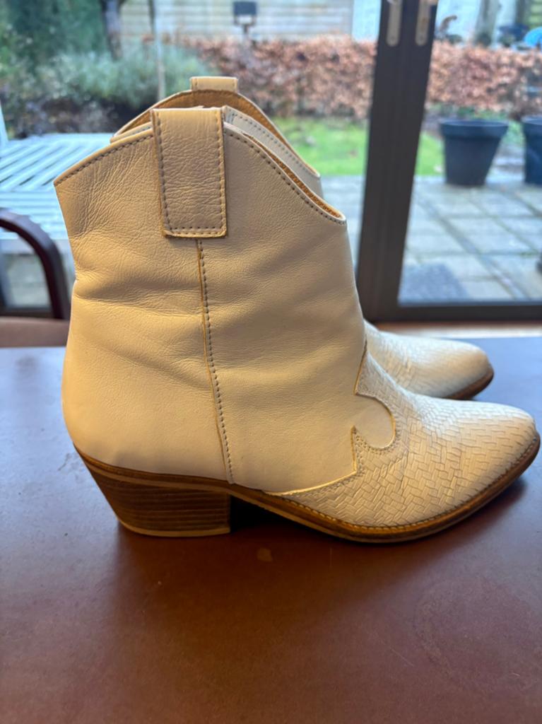 Witte meisjes  laarsjes maat 37, Kleding | Dames, Schoenen, Ophalen, Zo goed als nieuw, Wit